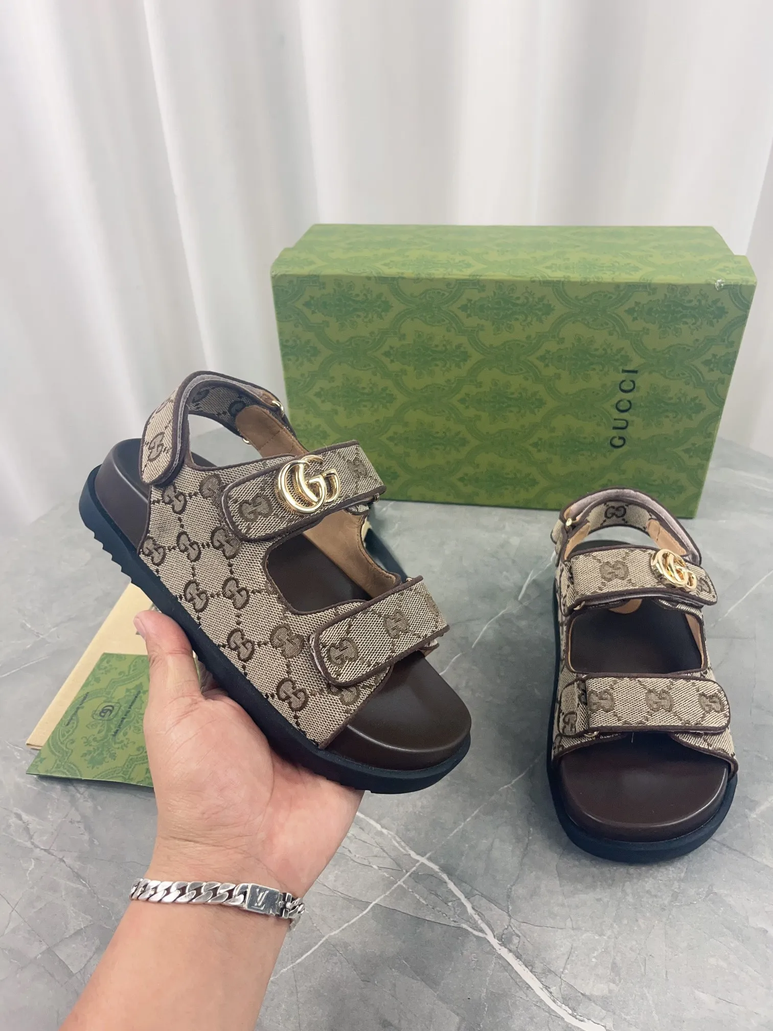 👟👟Ex-factory price 520👟👟 2024 Gucci presbyopic fabric sandals, Gucci special presbyopic canvas fabric with double G metal buckle, fabric: double G presbyopic/imported cowhide, lining: cow lining, outsole: rubber outsole, size: 35-42